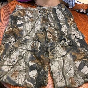 OUTFITTERS RIDGE LIKE NEW CAMOFLAUGE CARGO PANTS SIZE XLARGE (40-42)
